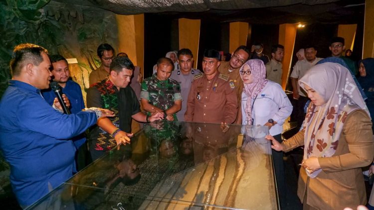 Dinas Kebudayaan dan Pariwisata (Disbudpar) Aceh melalui UPTD Museum Tsunami menggelar pameran temporer bertajuk “Jendela Masa Lalu”