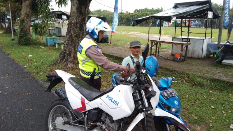 Sat Lantas Polres Bangka Barat rutin melaksanakan kegiatan patroli dan pengaturan pada daerah rawan laka lantas di wilayah kabupaten Bangka Barat