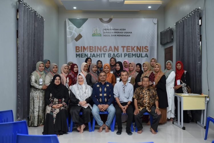 Dinas Koperasi Usaha Kecil dan Menengah (UKM) Aceh bekerjasama dengan Anggota DPR Aceh Drh. Nuraini Maida menggelar Bimbingan Teknis (Bimtek) "Menjahit Bagi Pemula"