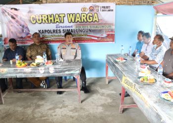 Kapolres Simalungun AKBP Ronald F.C Sipayung, S.H., S.I.K., M.H., mendengarkan Curhatan warga di Nagori Moho, Kecamatan Jawa Maraja Bahjambi, Kabupaten Simalungun