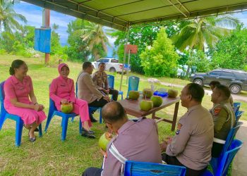 Kapolres Nagekeo, AKBP Yudha Pranata, S.IK ,S.H didampingi Ibu Ketua Bhayangkari Cabang Nagekeo, Ny. drg. Dyah Yudha Pranata bersama rombongan PJU Polres Nagekeo tiba di Pospol Keo Tengah