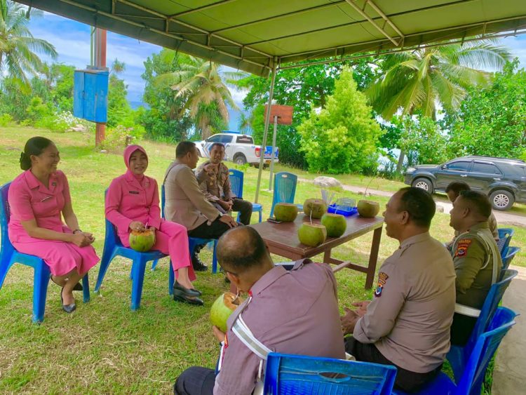 Kapolres Nagekeo, AKBP Yudha Pranata, S.IK ,S.H didampingi Ibu Ketua Bhayangkari Cabang Nagekeo, Ny. drg. Dyah Yudha Pranata bersama rombongan PJU Polres Nagekeo tiba di Pospol Keo Tengah