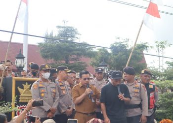 Aliansi Petani Untuk Keadilan (APUK) melakukan aksi unjuk rasa di Kantor DPRD Kabupaten Dairi dan di Kantor Bupati Dairi
