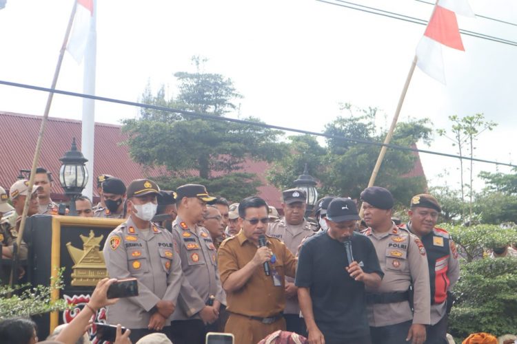 Aliansi Petani Untuk Keadilan (APUK) melakukan aksi unjuk rasa di Kantor DPRD Kabupaten Dairi dan di Kantor Bupati Dairi