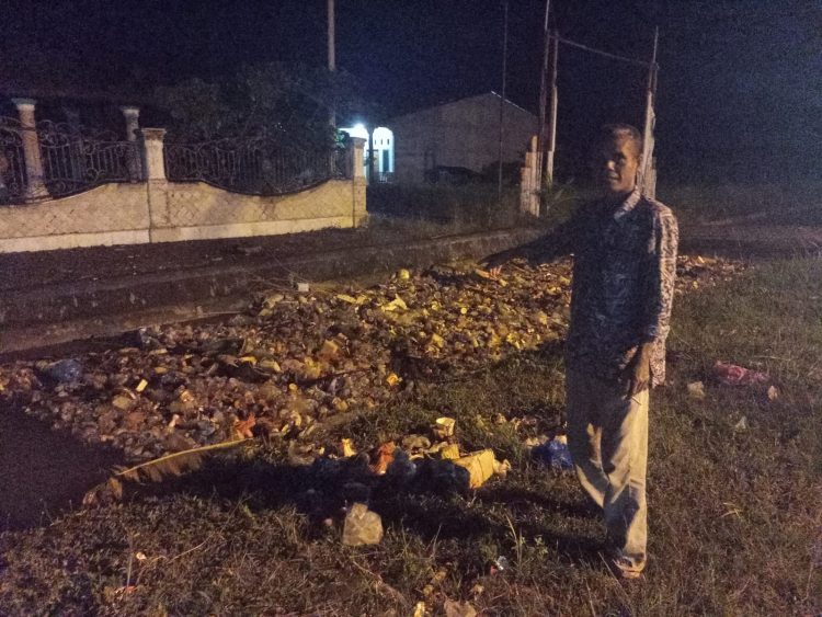 Sejumlah warga Desa Suak Bilie Kecamatan Suka Makmue Nagan Raya meminta Pemkab agar segera membangun satu unit jembatan dilokasi yang sering terjadinya penumpukan sampah