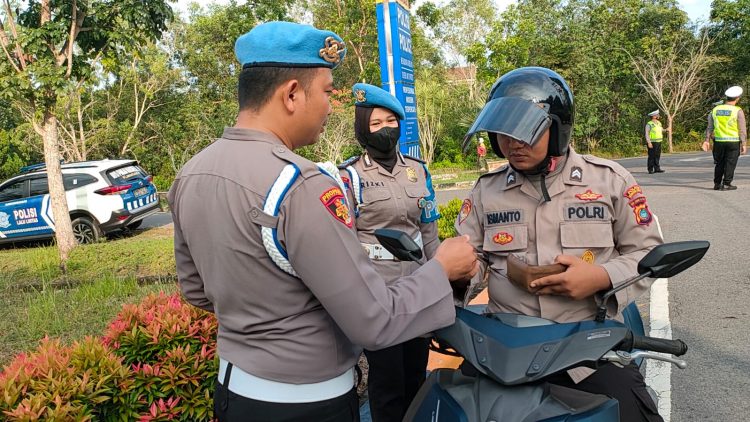 Kasat Lantas Polres Bangka Barat, IPTU M.Hardi didampingi Kasi Propam IPDA Miyohan seizin Kapolres Bangka Barat AKBP Catur Prasetiyo, S.I.K., melakukan pengecekan surat-surat kendaraan personil Polres Bangka Barat