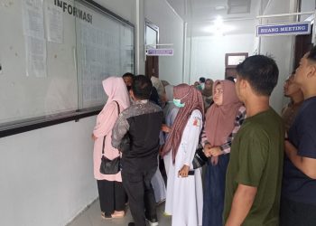 Para Nakes RSUD SIM sedang melihat data pengajuan untuk rekrutmen PPPK