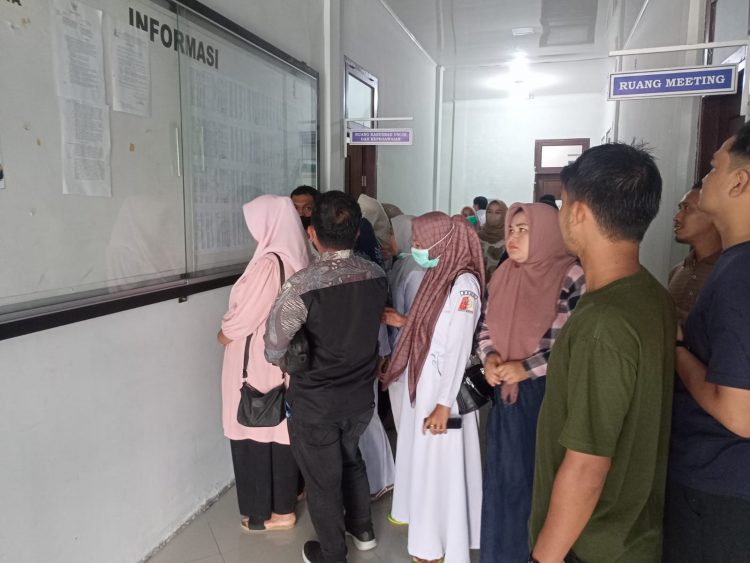 Para Nakes RSUD SIM sedang melihat data pengajuan untuk rekrutmen PPPK