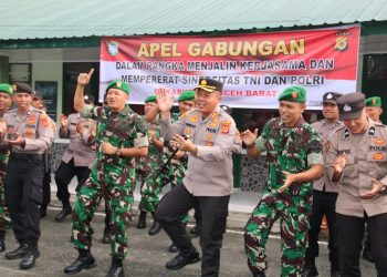 Personel Polres Aceh Barat bersama Kodim 0105/Abar melaksanakan Apel Gabungan dalam rangka menjalin kerja sama dan mempererat sinergitas TNI dan Polri