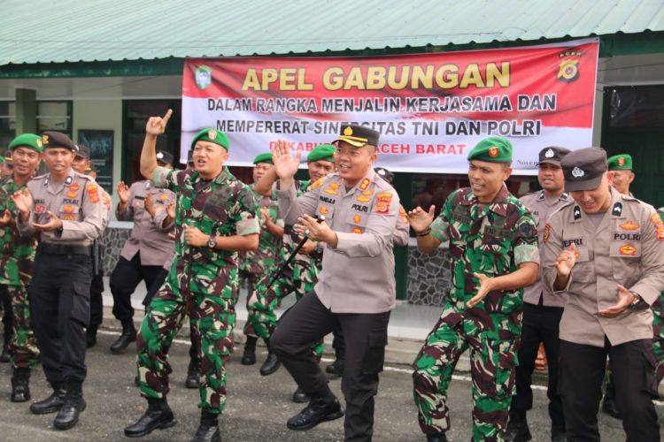 Personel Polres Aceh Barat bersama Kodim 0105/Abar melaksanakan Apel Gabungan dalam rangka menjalin kerja sama dan mempererat sinergitas TNI dan Polri
