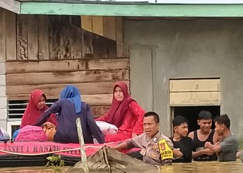 Personil Bhabinkamtibmas Polsek Kualasimpang Bripka Deny Agustian B sigap dan responsip bencana dengan upaya perlindungan dan melayani masyarakat