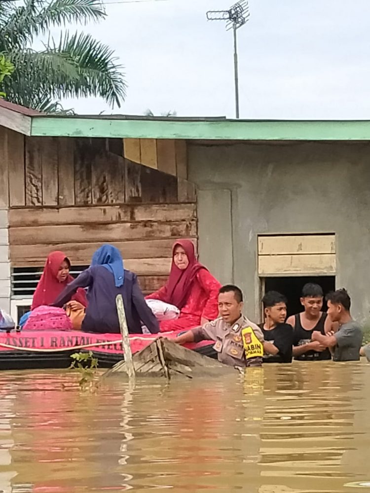 Personil Bhabinkamtibmas Polsek Kualasimpang Bripka Deny Agustian B sigap dan responsip bencana dengan upaya perlindungan dan melayani masyarakat
