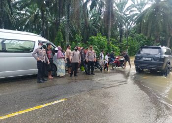 Kasat Binmas Polres Aceh Tamiang AKP Simson Purba SH beserta Personil Sat Binmas Polres Aceh Tamiang melaksanakan Monitoring terkait perkembangan situasi banjir