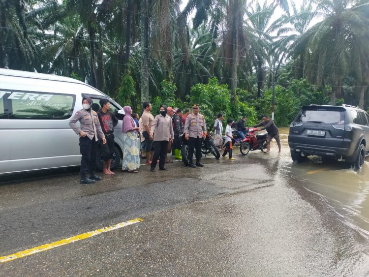 Kasat Binmas Polres Aceh Tamiang AKP Simson Purba SH beserta Personil Sat Binmas Polres Aceh Tamiang melaksanakan Monitoring terkait perkembangan situasi banjir