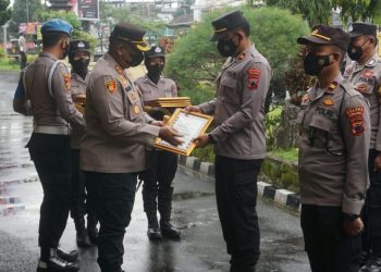 Kapolres Purbalingga AKBP Era Johny Kurniawan memberikan penghargaan kepada delapan personel yang berdedikasi tinggi dalam pelaksanaan tugas
