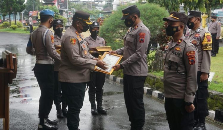 Kapolres Purbalingga AKBP Era Johny Kurniawan memberikan penghargaan kepada delapan personel yang berdedikasi tinggi dalam pelaksanaan tugas