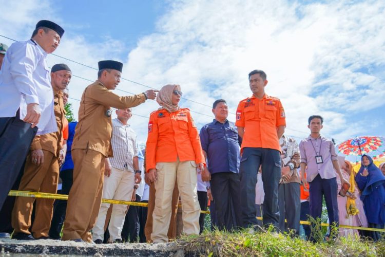 Bupati Nagan Raya Fitriany Farhas, AP, S.Sos., M.Si saat meninjau lokasi erosi Krueng Tripa di Gampong Geulanggang Gajah, Kecamatan Darul Makmur