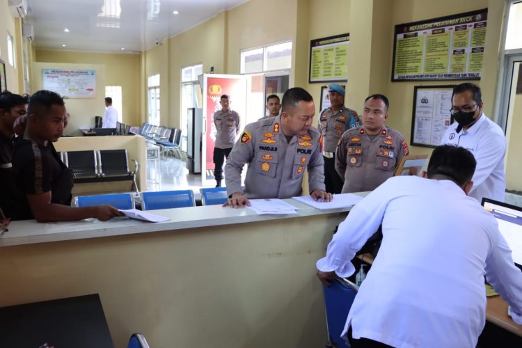 Kapolres Aceh Barat AKBP Pandji Santoso, S.I.K, M.Si, dan Waka Polres Aceh Barat Kompol Aditia Kusuma, S.I.K. melakukan inspeksi mendadak (Sidak) ke sejumlah sentra pelayanan masyarakat