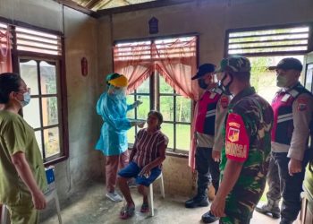 Personil gabungan Polresta Manado dan TNI melaksanakan swab test terhadap masyarakat di rumahnya