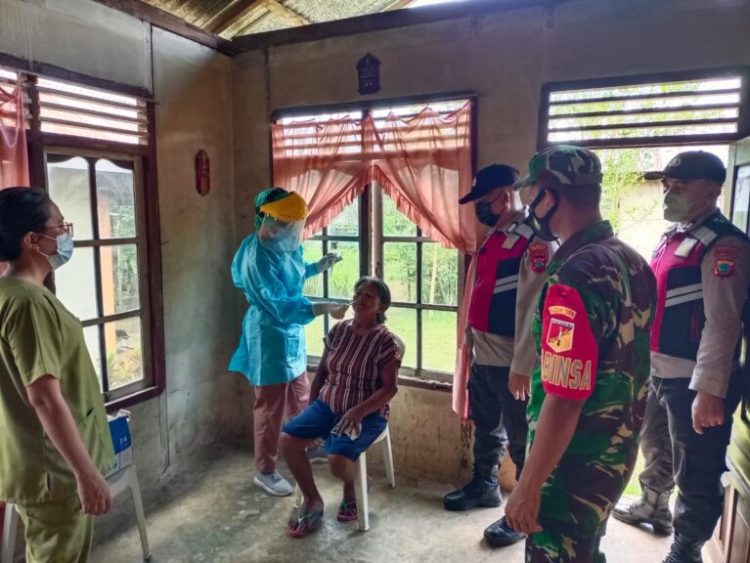Personil gabungan Polresta Manado dan TNI melaksanakan swab test terhadap masyarakat di rumahnya