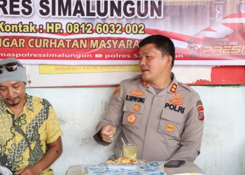 Kapolres Simalungun AKBP Ronald F.C Sipayung, S.H., S.I.K., M.H., dengan didampingi Kasat Narkoba Polres Simalungun AKP Adi Haryono, SH., Kasat Intelkam Polres Simalungun IPTU Teguh Raya Putra Sianturi, mendatangi Posko Merah Putih Kampung Anti Narkoba di Nagori Siantar Estate