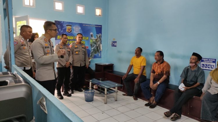 Kapolres Nagan Raya AKBP Setiyawan Eko Prasetiya, S.H.,S.I.K. melakukan sidak di satuan penyelenggara administrasi (Satpas) SIM