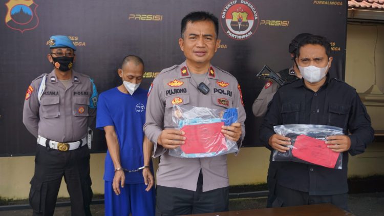Wakapolres Purbalingga didampingi PS Kasubsi Penmas Aipda Mistar sata Konferensi Pers