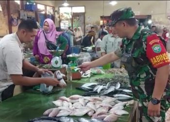 Babinsa Koramil 16/Bds Kodim 0103/Aut Membelikan Sembako untuk di berikan dan di masak masyarakat kurang mampu di Desa Uten Bayi, Kec Banda Sakti