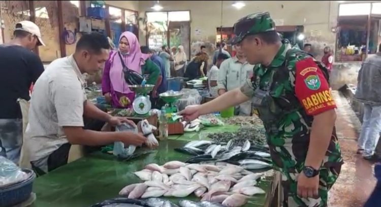 Babinsa Koramil 16/Bds Kodim 0103/Aut Membelikan Sembako untuk di berikan dan di masak masyarakat kurang mampu di Desa Uten Bayi, Kec Banda Sakti