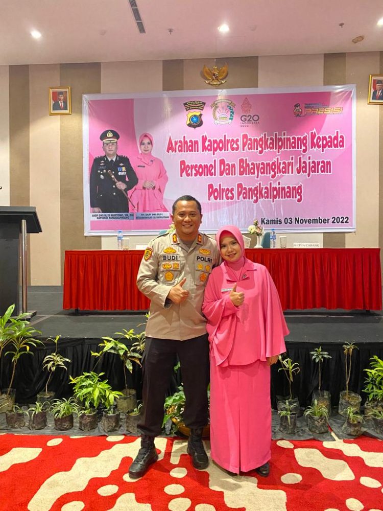 Kapolres Pangkalpinang AKBP Dwi Budi Murtiiono, S.I.K M.H, didampingi Ketua Bhayangkari Cabang Pangkalpinang Ny. Sary Dwi Budi