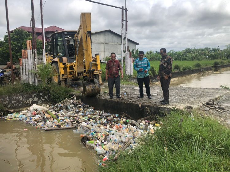 PJ Bupati Nagan Raya Fitriany Farhas yang langsung memerintahkan Kepala Dinas Lingkungan Hidup dan kebersihan (DLHK) untuk segera turun kelokasi guna mengangkat sampah