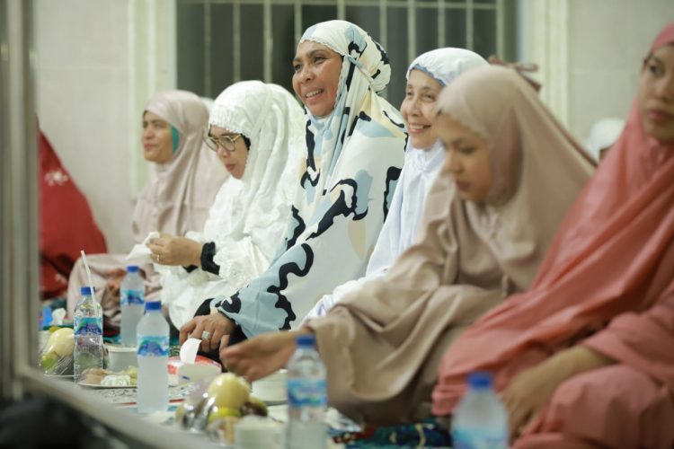 Penjabat (Pj) Bupati Nagan Raya, Fitriany Farhas, AP, S.Sos., M.Si Shalat Magrib secara berjamaah pada setiap malam Jum'at