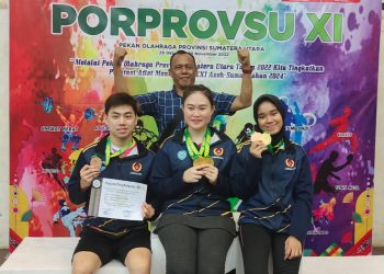 Ketua Pengurus Cabang Persatuan Tenis Meja Seluruh Indonesia (Pengcab PTMSI) Labuhanbatu, M Sahbani, alias Uban bersama para Atlit Tenis Meja Labuhanbatu