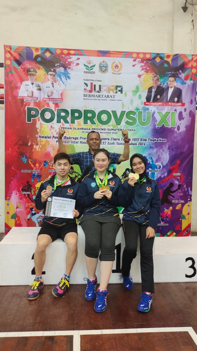 Ketua Pengurus Cabang Persatuan Tenis Meja Seluruh Indonesia (Pengcab PTMSI) Labuhanbatu, M Sahbani, alias Uban bersama para Atlit Tenis Meja Labuhanbatu
