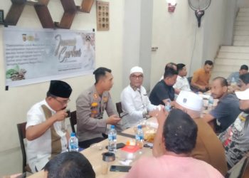 Kapolres Nagan Raya AKBP Setiyawan Eko Prasetiya dan jajaran menggelar Jum'at Curhat bersama masyarakat disebuah cafe di desa Simpang Peut