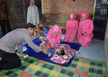 Kapolres Nagan Raya AKBP Setiyawan Eko Prasetiya, S.H.,S.I.K. didampingi Ketua Bhayangkari Cabang Nagan Raya Ny. Tia Setiyawan Eko menyerahkan bantuan sosial dan tali asih kepada anak penderita Hydrocephalus di Desa Desa Blang Sapek