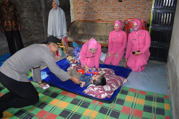 Kapolres Nagan Raya AKBP Setiyawan Eko Prasetiya, S.H.,S.I.K. didampingi Ketua Bhayangkari Cabang Nagan Raya Ny. Tia Setiyawan Eko menyerahkan bantuan sosial dan tali asih kepada anak penderita Hydrocephalus di Desa Desa Blang Sapek
