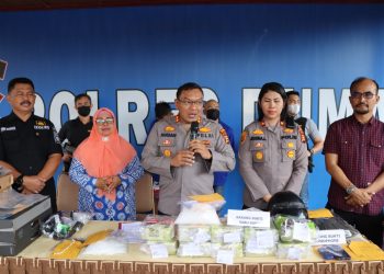 Kapolres Kota Dumai AKBP Nurhadi Ismanto, S.H, S.IK yang didampingi Wakapolres Kompol Josina Lambiombir, S.H, S.IK saat melakukan press realease bersama awak media