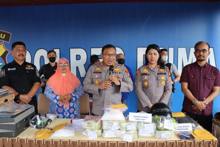 Kapolres Kota Dumai AKBP Nurhadi Ismanto, S.H, S.IK yang didampingi Wakapolres Kompol Josina Lambiombir, S.H, S.IK saat melakukan press realease bersama awak media