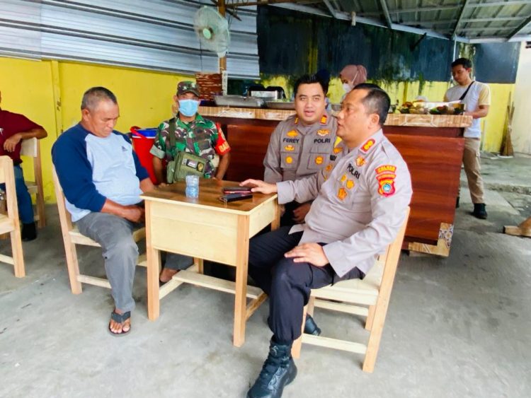 Kapolres Pangkalpinang AKBP Dwi Budi Murtiono, S.I.K M.H bersama Kapolsek Bukit Intan AKP Ferey Hidayat, S.I.K, turun langsung melakukan dialog bersama masyarakat dan komunitas ojol di warung Kopi Curhat