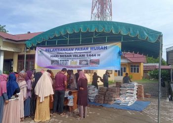 Disperindagkop dan UKM Aceh Utara adakan pasar murah di halaman kantor Camat Muara Batu