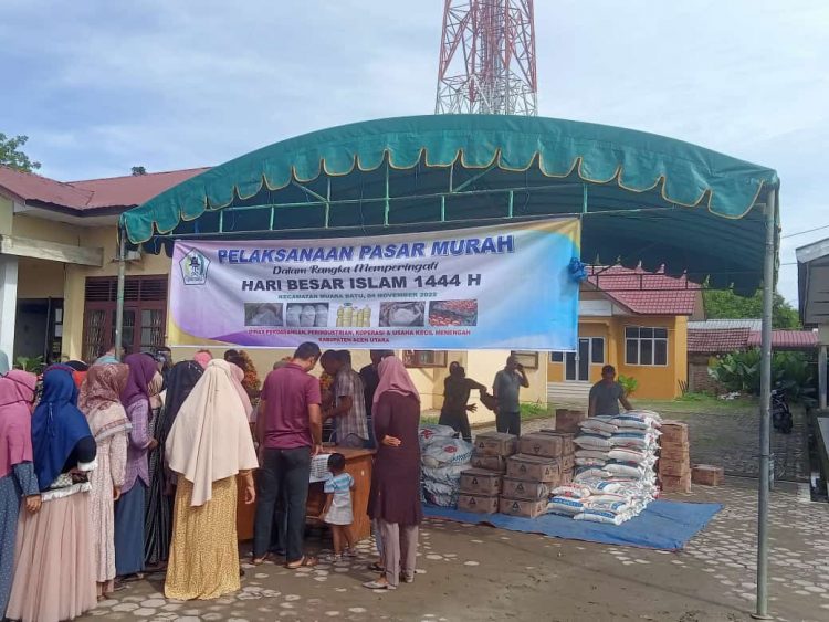 Disperindagkop dan UKM Aceh Utara adakan pasar murah di halaman kantor Camat Muara Batu