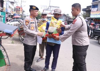 Dir Samapta Polda Sumsel Kombes Pol Djuwito Purnomo SIK didampingi beberapa Staf Direktorat Samapta Polda Sumsel, dan Tim Media Jumat Barokah Polda Sumsel mengunjungi , tukang becak, pemulung dan masyarakat yang kurang mampu dikawasan Pasar Plaju Palembang
