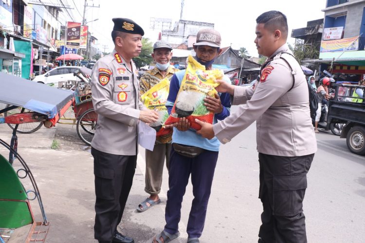 Dir Samapta Polda Sumsel Kombes Pol Djuwito Purnomo SIK didampingi beberapa Staf Direktorat Samapta Polda Sumsel, dan Tim Media Jumat Barokah Polda Sumsel mengunjungi , tukang becak, pemulung dan masyarakat yang kurang mampu dikawasan Pasar Plaju Palembang