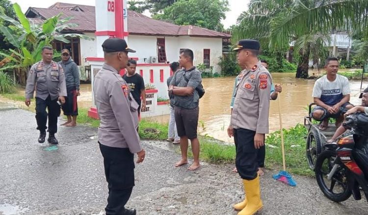 Wakapolres Langsa Kompol Ichsan, S.H meninjau kondisi banjir di Desa Geudubang Aceh