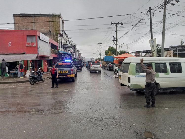 Kasat Samapta Polres Dairi AKP Tugono, SH bersama personil lakukan kegiatan Strong Point/penjagaan dan Pengaturan Lalu Lintas di Simpang Empat Jl. SM. Raja, Simpang Empat Jl. Sekolah, Simpang Empat Jl. Dairi, Simpang Tiga Jl. Pekan dan Simpang Tiga Jl. Pakpak serta Depan SPBU Naibaho Jl. Pakpak