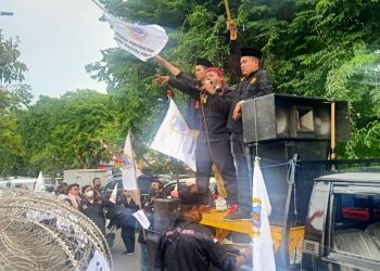 Ratusan massa dari organisasi masyarakat Aliansi Masyarakat Madura (AMI) menggelar unjuk rasa di Kantor Wilayah Kementrian Hukum dan Hak Asasi Manusia (Kemenkumham) Jatim