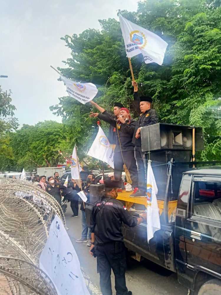 Ratusan massa dari organisasi masyarakat Aliansi Masyarakat Madura (AMI) menggelar unjuk rasa di Kantor Wilayah Kementrian Hukum dan Hak Asasi Manusia (Kemenkumham) Jatim