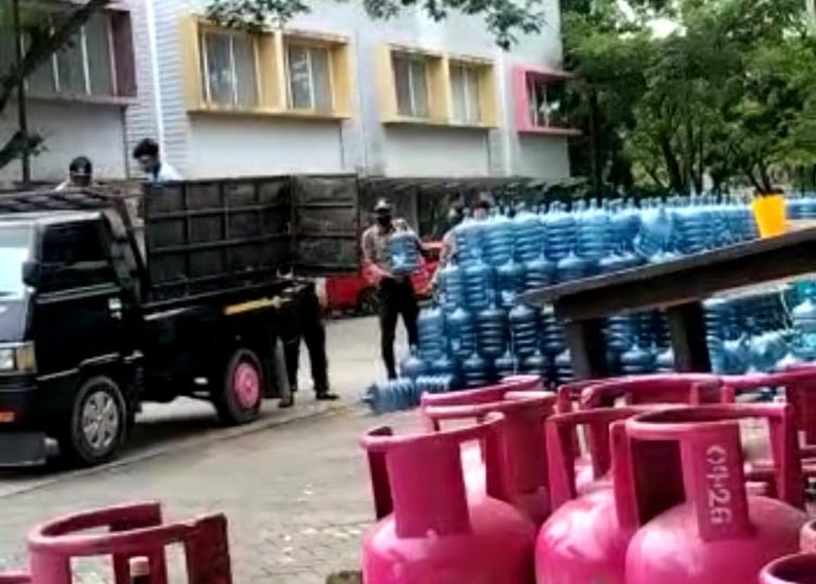 Kasus penyitaan ribuan galon yang dilakukan oleh management jasa pengamanan di salah satu Perumahan elit yang berada di wilayah kota Palembang
