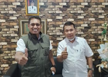 Jurnalis Mitra Polri (Mitrapolri.com) Robert Hutagalung berfoto bersama Camat Bekasi Selatan Bapak Ashari, ST., MM.